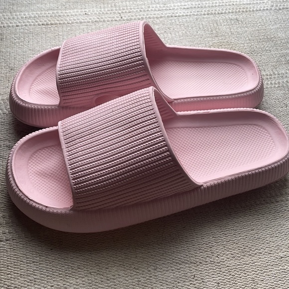 Women’s size 9 platform slides - Picture 3 of 4